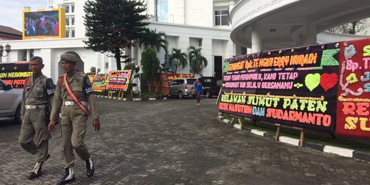 Tengku Erry gagal maju Pilkada, kantor Gubernur Sumut dipenuhi karangan bunga