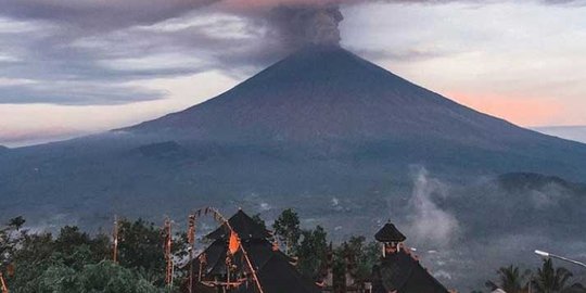 Kembali erupsi, Gunung Agung keluarkan asap tebal setinggi 2.500 meter