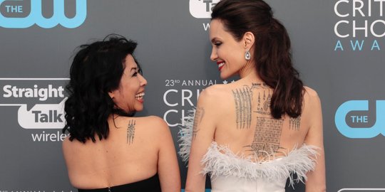 Hadiri Critics Choice Awards, Angelina Jolie pamer tato di punggung