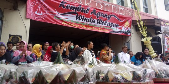 Ulang tahun ke-88 ratusan pedagang Pasar Gede Solo kirab tumpeng