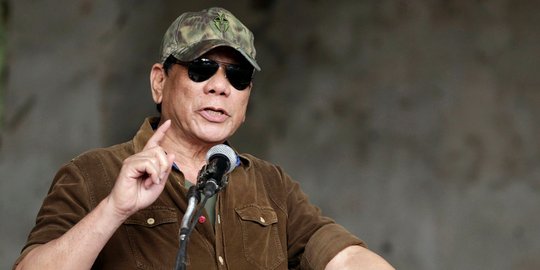 Duterte sering mengunyah permen karet untuk hilangkan rasa sakit