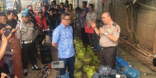 Saat polisi menggerebek gudang pengoplosan gas, 60 pekerja berlarian