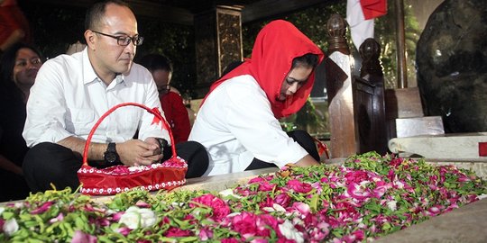 Di pusara makam Bung Karno, Puti berdoa dengan khusyuk