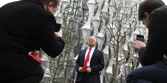 Batal datang & takut didemo, Inggris hadirkan replika Trump di gedung baru Kedubes AS