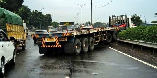 Trailer tabrak pembatas jalan di ruas Tol Pondok Indah, lalu lintas tersendat