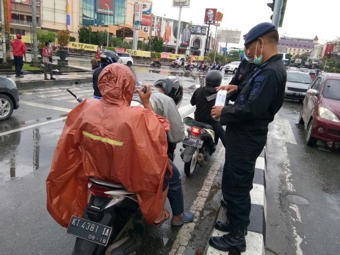 warga samarinda bagikan masker buat cegah bahaya difteri