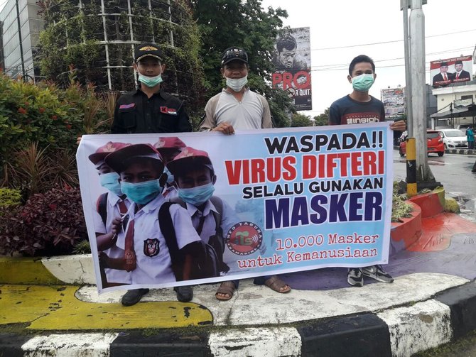 warga samarinda bagikan masker buat cegah bahaya difteri