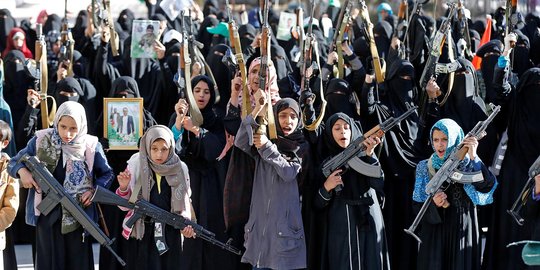 Aksi anak-anak dan wanita Yaman angkat senjata dukung Houthi
