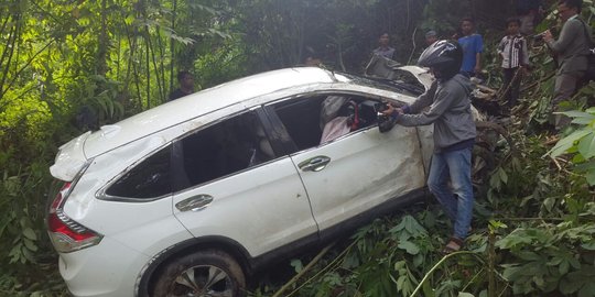 Mobil masuk jurang sedalam 50 meter di Samarinda, satu keluarga selamat