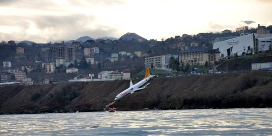 Tergelincir, pesawat Turki ini nyaris nyemplung ke Laut Hitam
