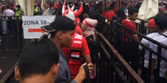 Sebelum masuk GBK, suporter timnas Indonesia diperiksa Paspampres