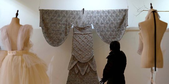Keren, desainer China sulap koran bekas jadi baju Dinasti Han yang menakjubkan
