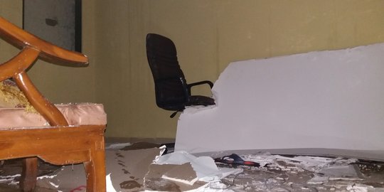 Hujan deras dan angin kencang, atap gedung KPU Bekasi ambruk