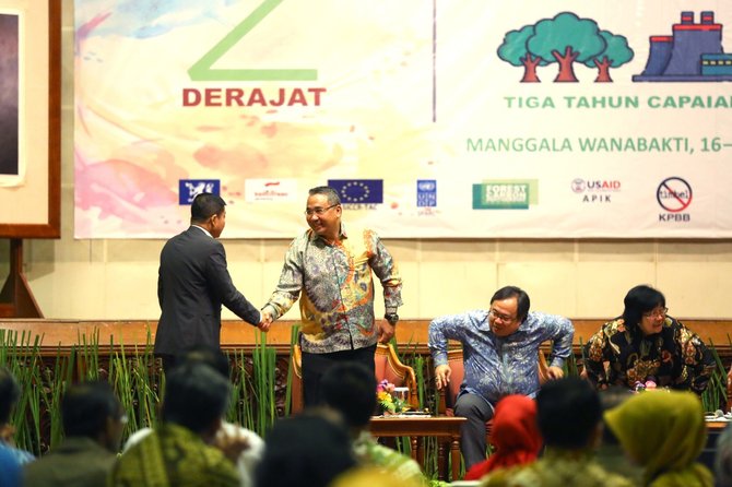 eko putro sandjojo saat memberikan pesan menteri dalam acara festival iklim 2018
