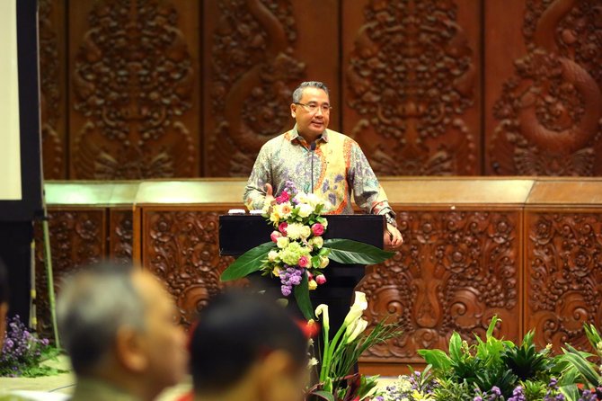 eko putro sandjojo saat memberikan pesan menteri dalam acara festival iklim 2018
