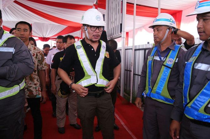menaker saat mengunjungi pembangunan terowongan kereta api notog di dusun gandulekor
