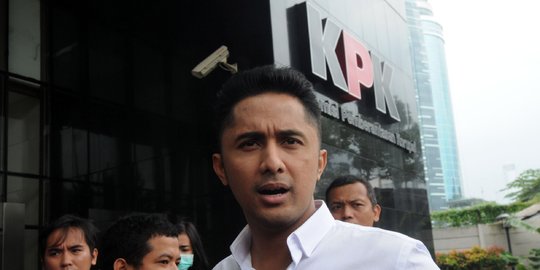 Berkemeja putih, pesinetron Hengky Kurniawan lapor harta kekayaannya di KPK