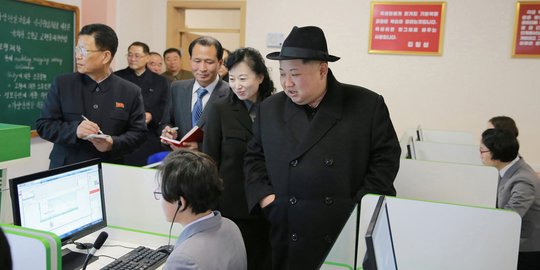 Gaya Kim Jong-un saat berkunjung ke Universitas Guru
