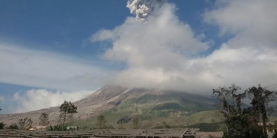 Gunung Sinabung erupsi lagi, lemparkan abu vulkanik setinggi 3,5 km