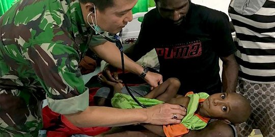 Dokter TNI terjun langsung periksa kesehatan anak-anak Asmat