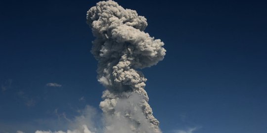 Penampakan Gunung Sinabung yang kembali muntahkan abu setinggi 3.500 meter