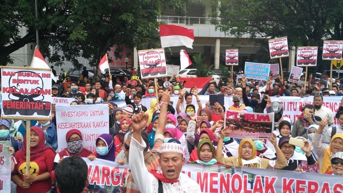 warga demo di depan kantor dprd sukoharjo