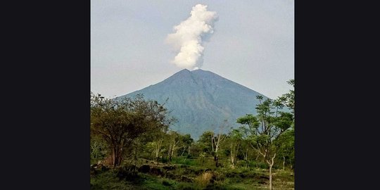 Gunung Agung keluarkan pijar api dan lontarkan material hingga 1 km