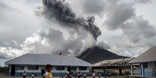 Gunung Sinabung 6 kali erupsi dalam 1 ,5 jam