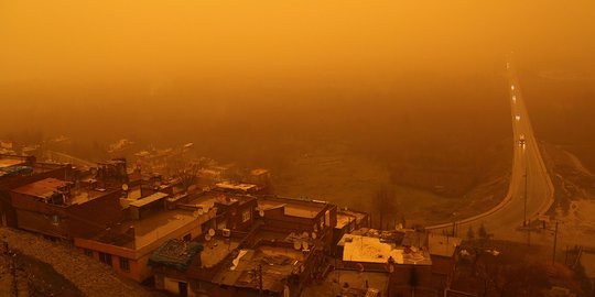 Penampakan langit Turki yang memerah akibat badai pasir