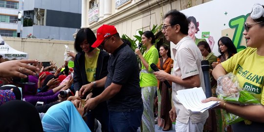 Ajak gemar minum jamu, Sido Muncul bagi-bagi tolak linu di CFD Mampang