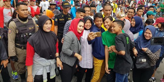 Di Car Free Day Surabaya, Risma dan Puti buat heboh warga