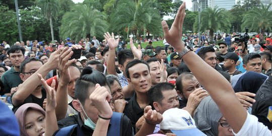 Ribuan warga desak-desakan demi membuat paspor di Monas