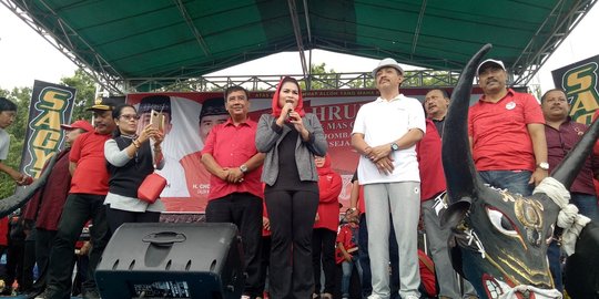 Bersama paslon Bupati, Puti mohon doa restu kepada warga Jombang