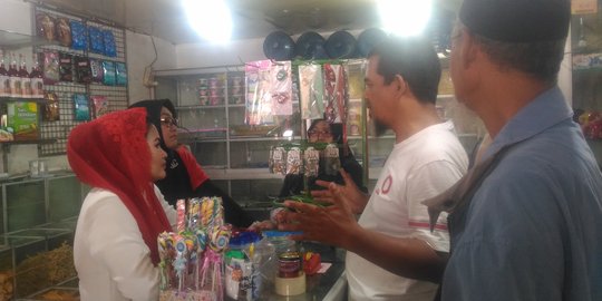 Blusukan ke Pasar Legi Jombang, Puti beli kue kuping gajah