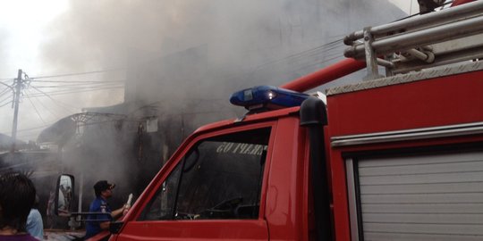 Sebuah warung di Sidoarjo terbakar, satu orang tewas