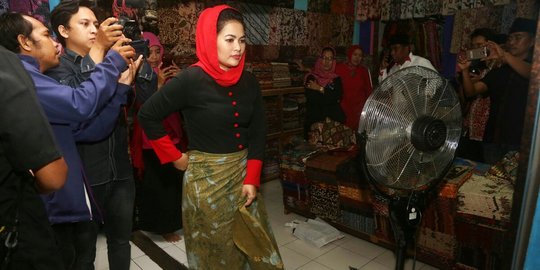 Gaya modis Cawagub Jatim Puti Guntur borong batik Madura