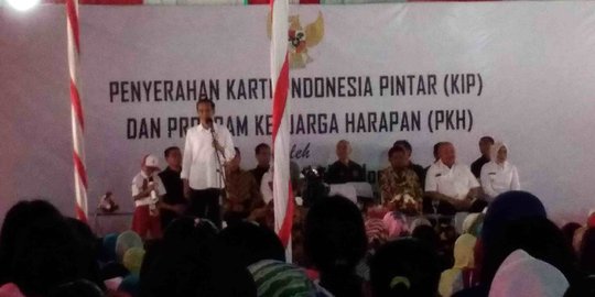 Bagikan KIP & PKH di Palembang, Jokowi bingung gara-gara ikan betok