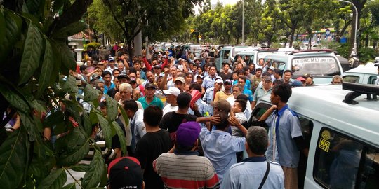 Demo di Balai Kota, sopir mikrolet protes Anies tutup Jalan Jatibaru