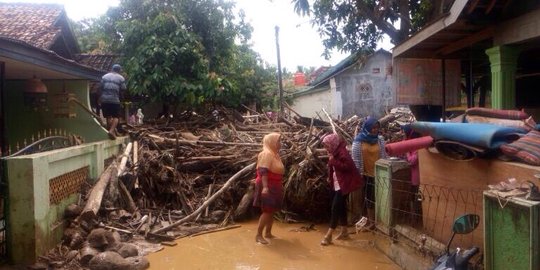 Hujan deras sejak Minggu sore, banjir dan tanah longsor terjadi di Kabupaten Lebak