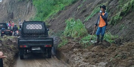 Sempat tertutup longsor, jalur Solo-Selo-Borobudur kembali normal