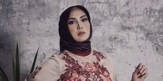 Arie Untung cerita kronologi keinginan Fenita untuk mulai berhijab