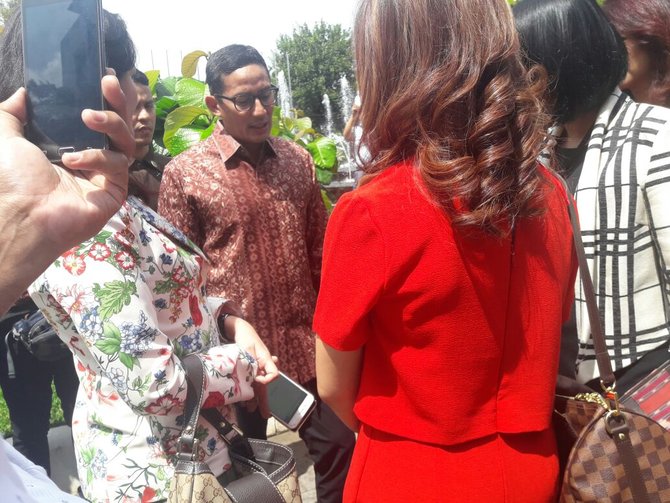 sandiaga uno keluar gedung