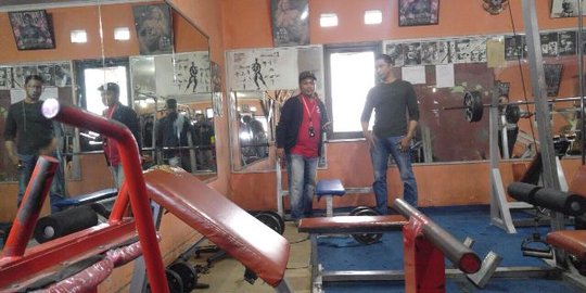 Polisi geledah tempat fitnes pasangan gay di Depok