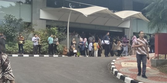 Gempa, kaca di Gedung DPR bergetar keras