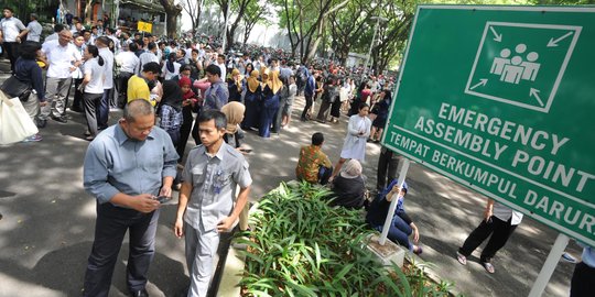 Kepanikan pekerja kantoran saat gempa di Jakarta