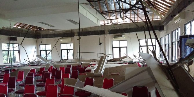 Gempa di Banten atap aula  sekolah Cahaya Madani di 
