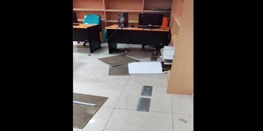 Plafon lantai tiga gedung Perpustakaan Depok ambruk saat terjadi gempa 6,1 SR