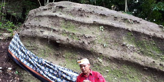 Batu berbentuk lingga dan naga gegerkan warga Jembrana