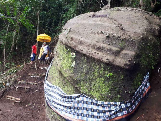 batu besar berbentuk lingga dan naga