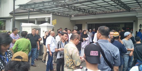 Tiba di rumah duka, jenazah Sys Ns disambut Eko Patrio & Nurul Arifin